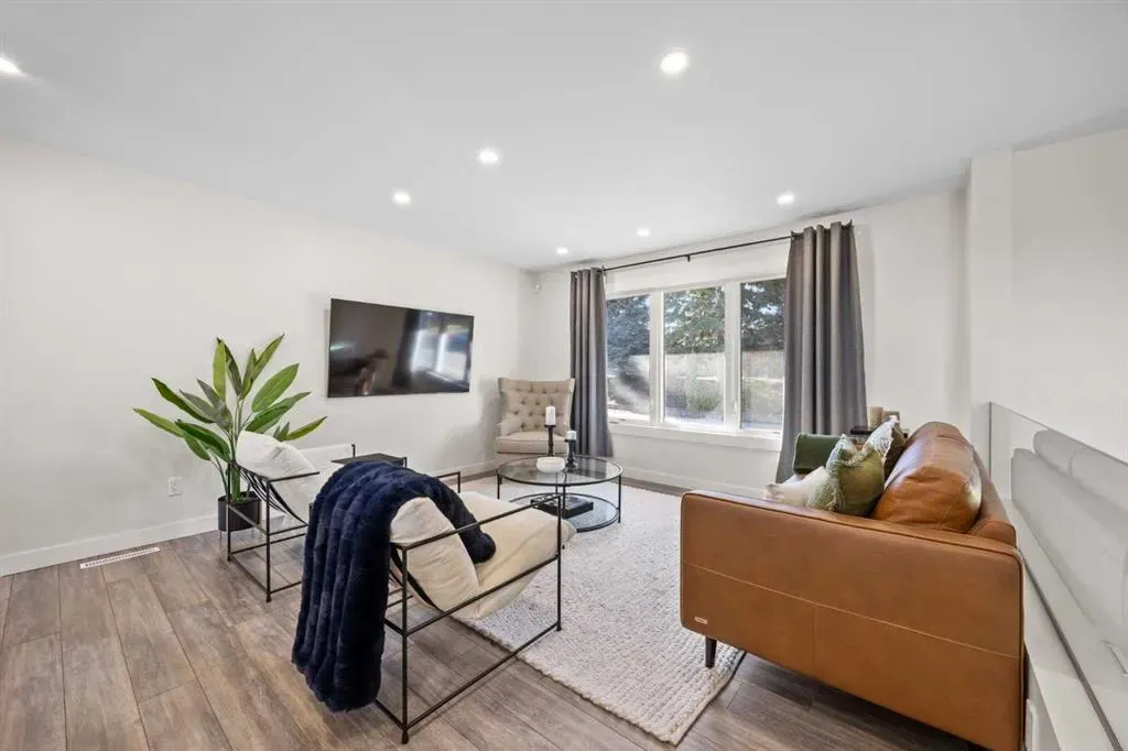 827 Canaveral Crescent SW