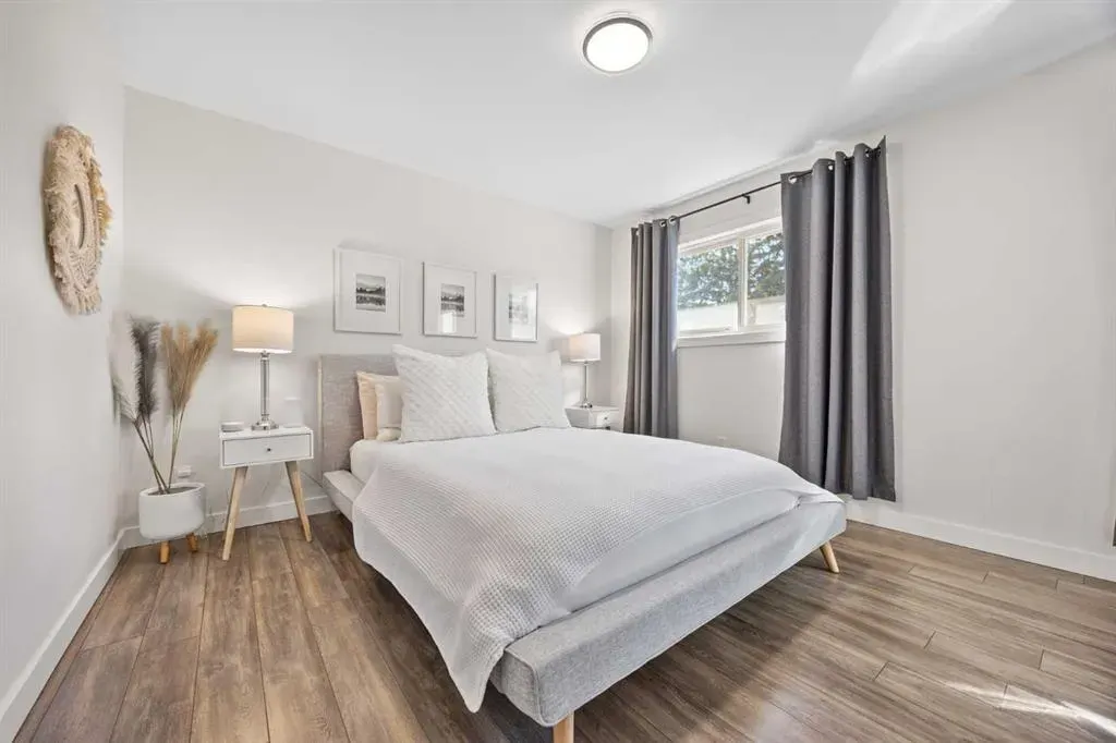 827 Canaveral Crescent SW