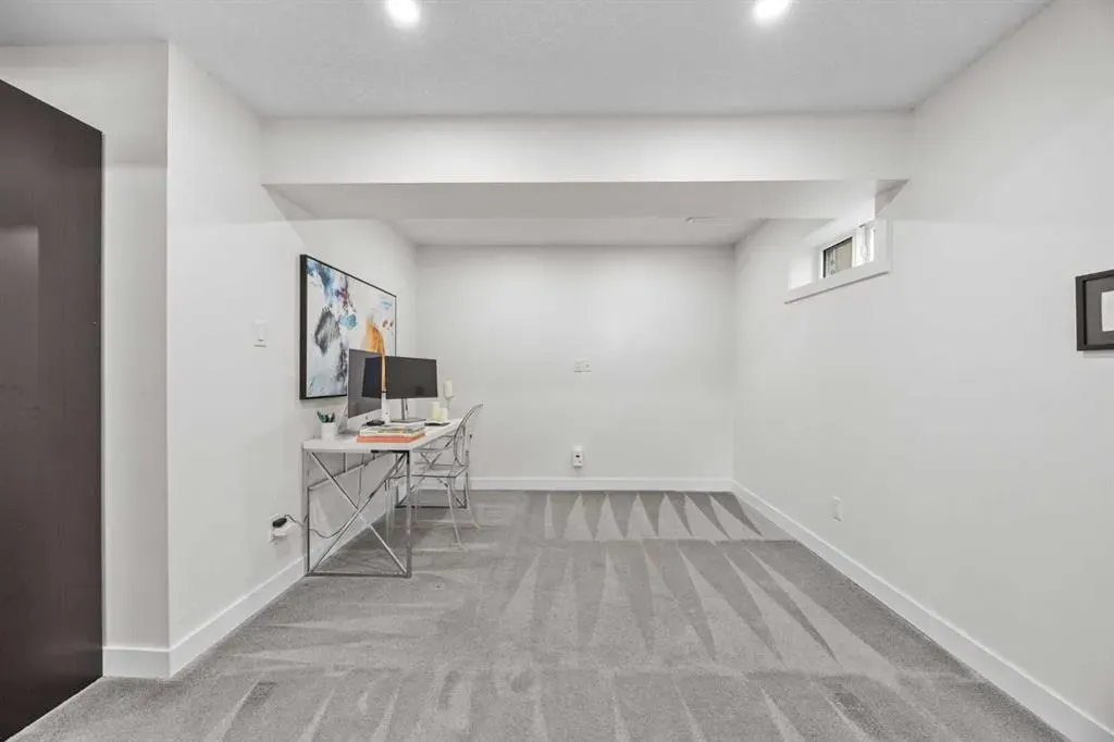 827 Canaveral Crescent SW