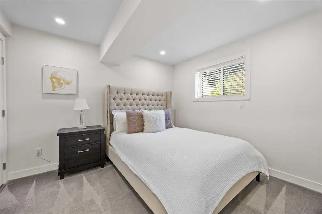 827 Canaveral Crescent SW