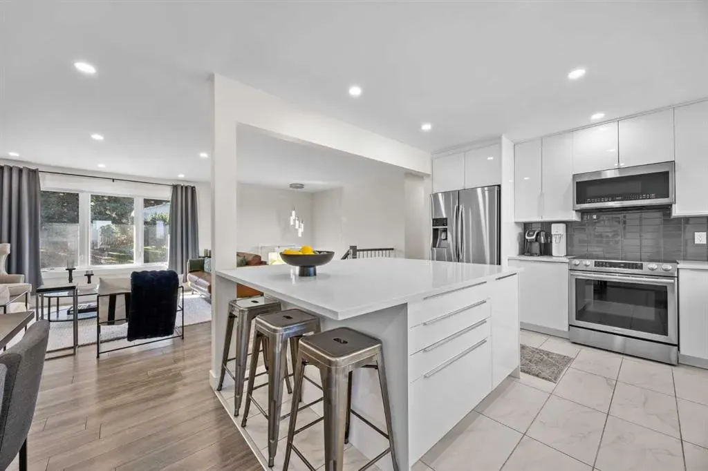 827 Canaveral Crescent SW