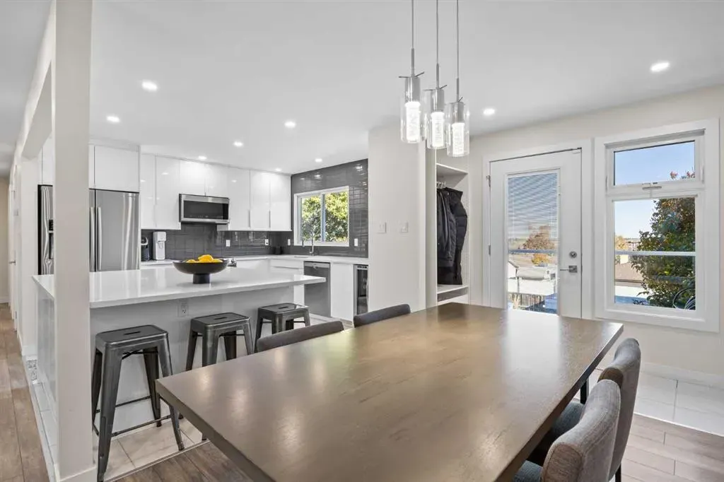 827 Canaveral Crescent SW