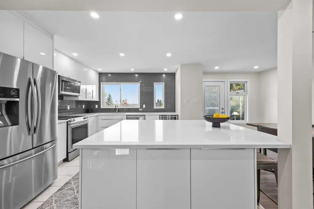 827 Canaveral Crescent SW