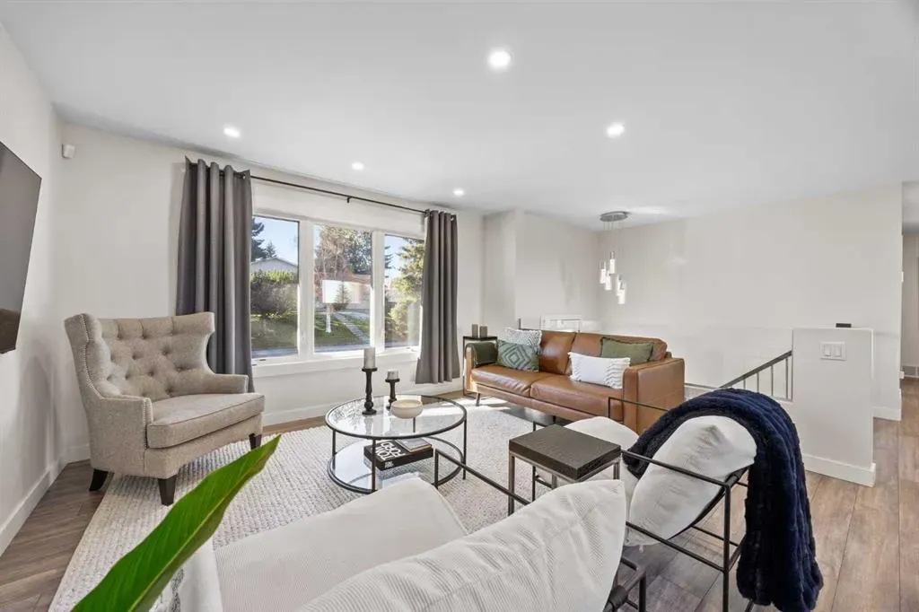 827 Canaveral Crescent SW