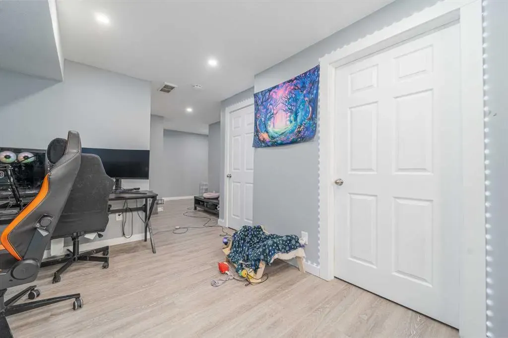 221 Silkstone Road W, #5