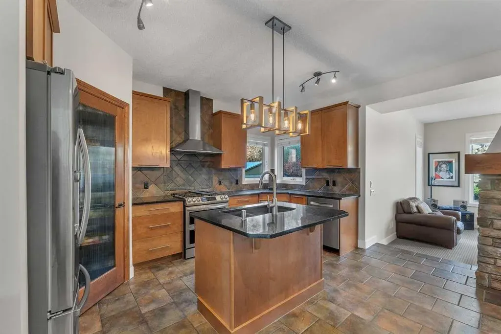 103 Aspen Stone Crescent SW