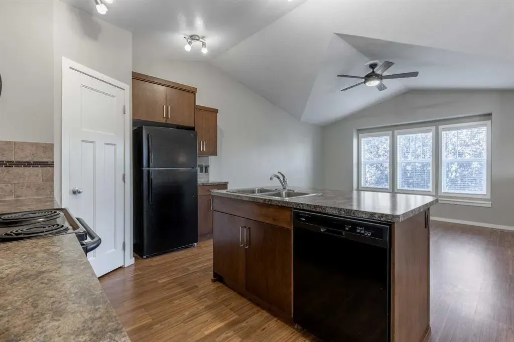230 Mt Sundance Crescent W