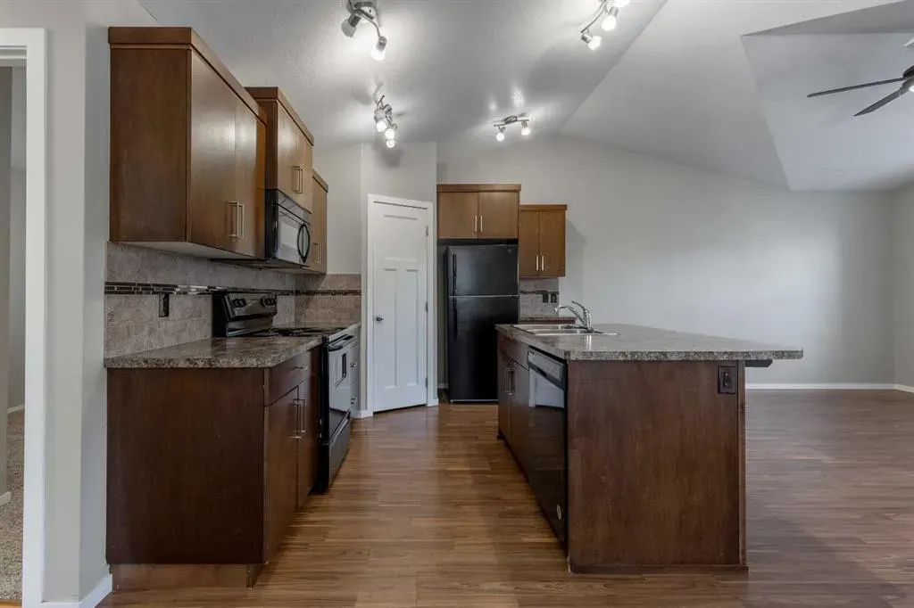 230 Mt Sundance Crescent W