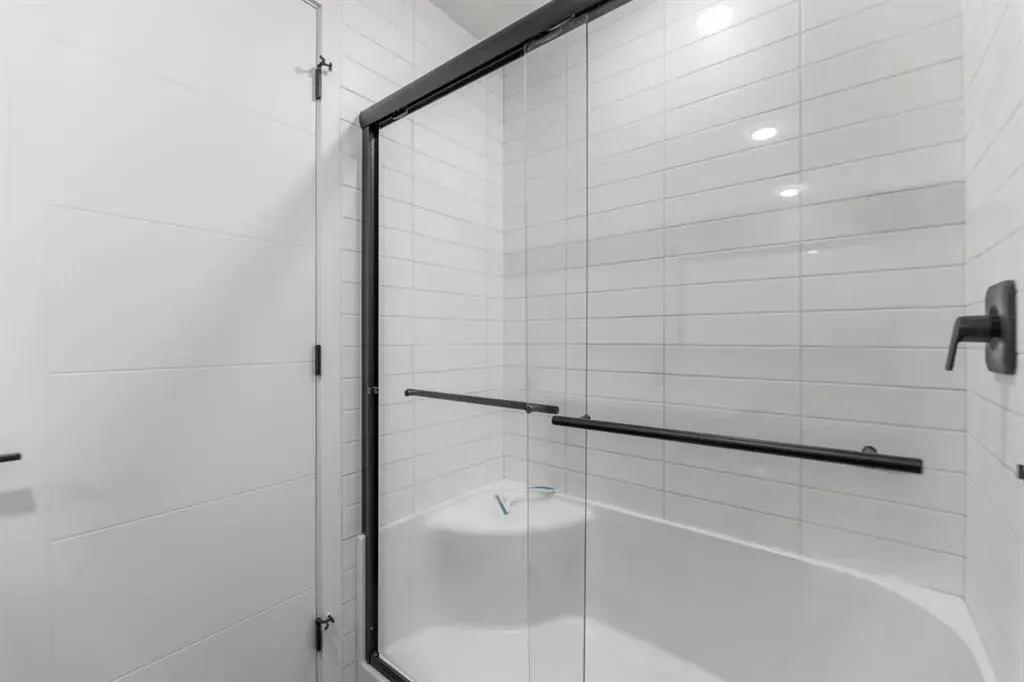 3932 University Avenue NW, #220