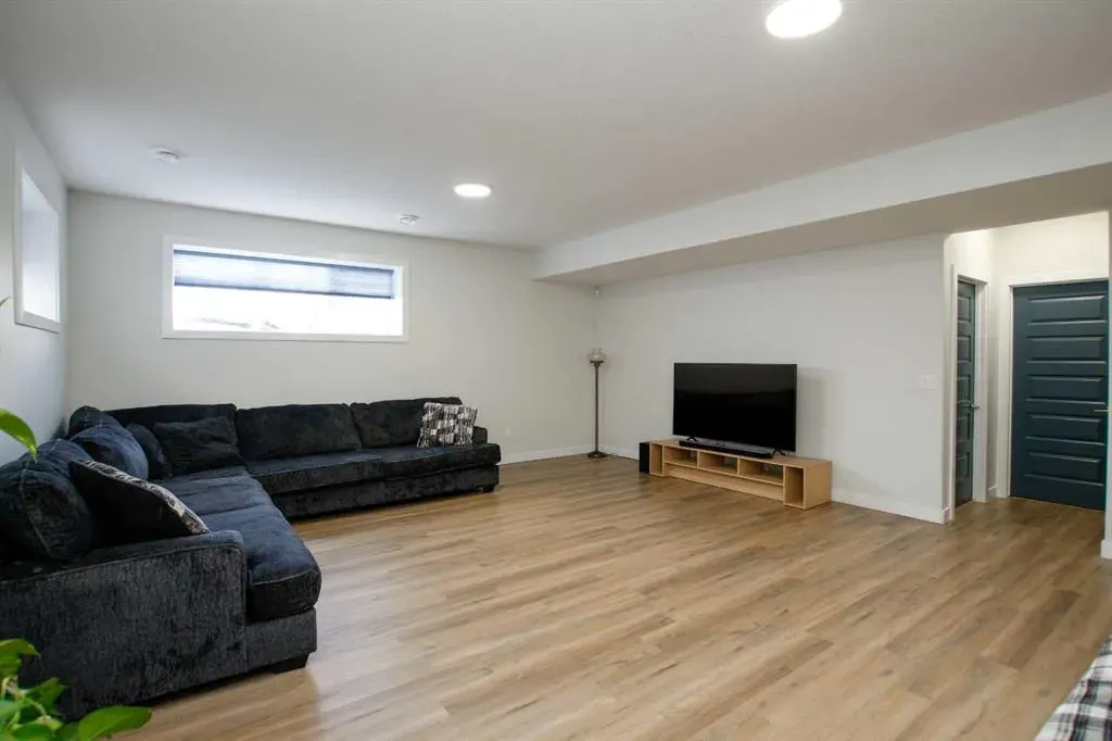 7 Thayer Close