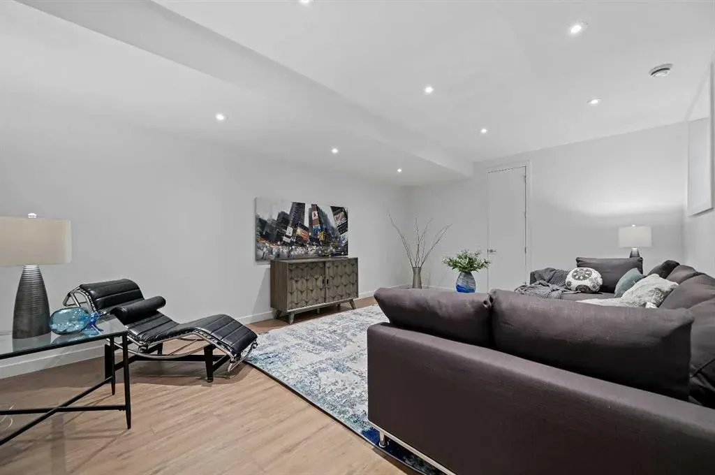 2115 Bowness Road NW