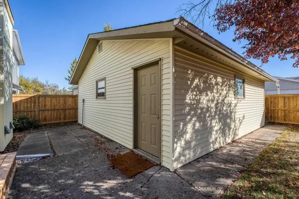 108 Woodborough Crescent SW