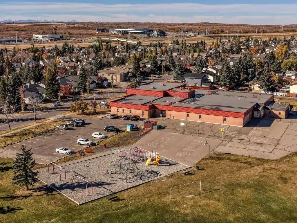 108 Woodborough Crescent SW