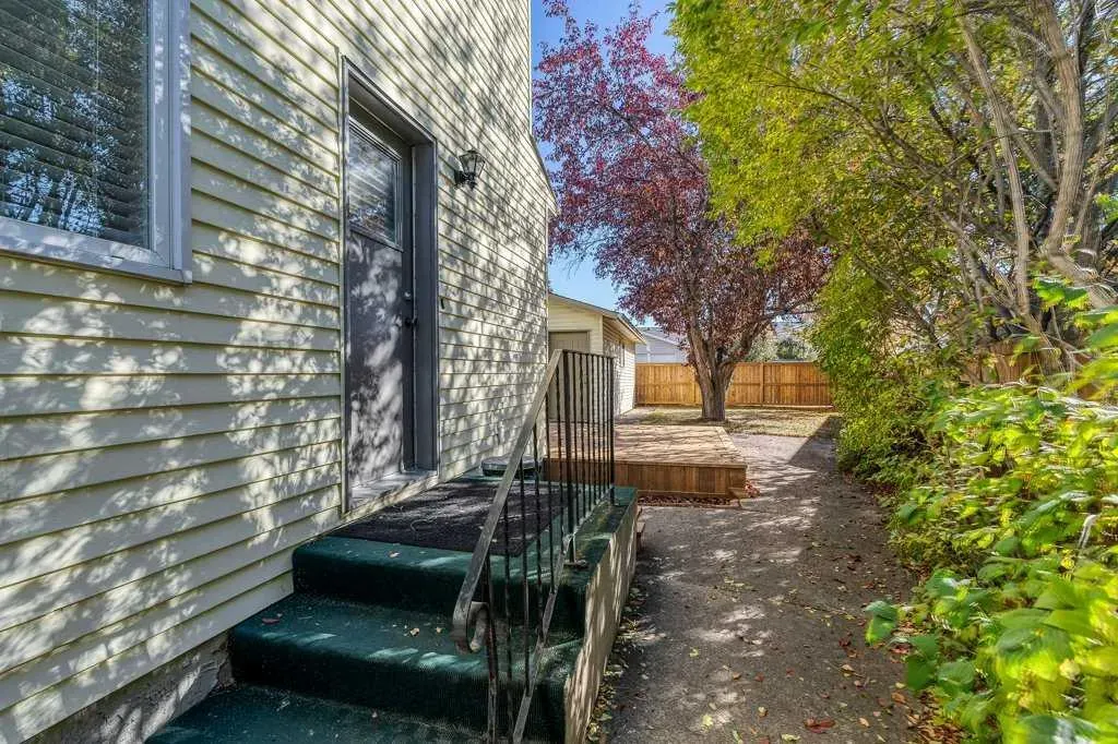 108 Woodborough Crescent SW