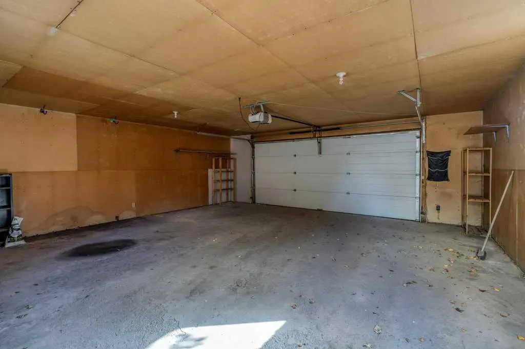 108 Woodborough Crescent SW