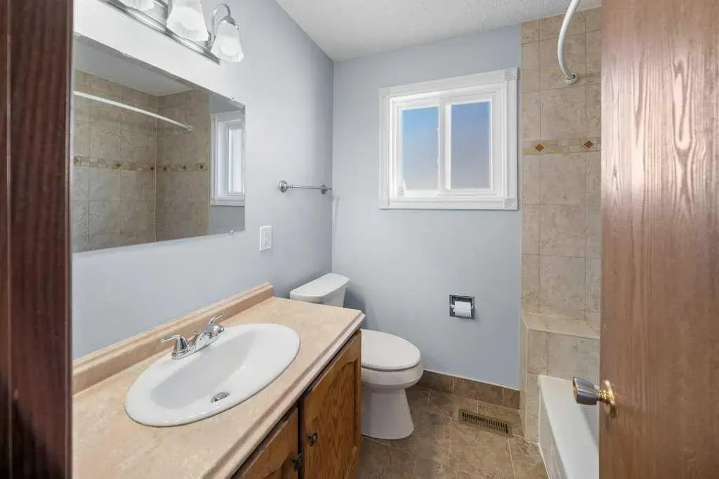 108 Woodborough Crescent SW