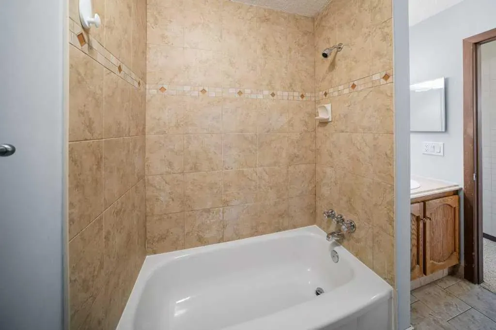 108 Woodborough Crescent SW