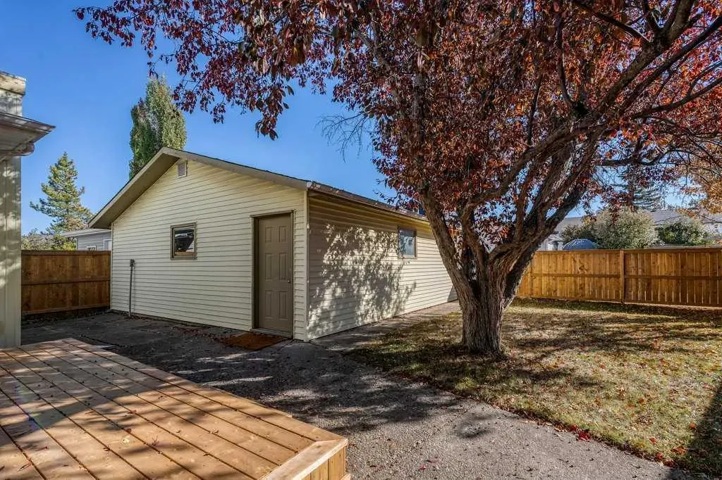 108 Woodborough Crescent SW