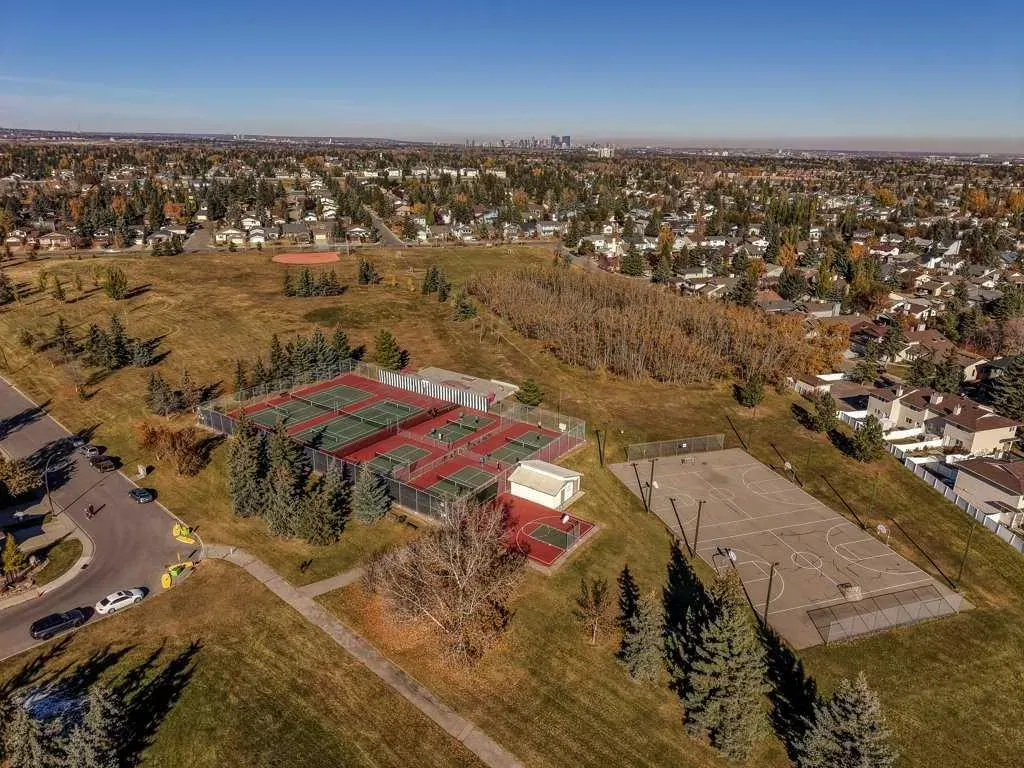 108 Woodborough Crescent SW