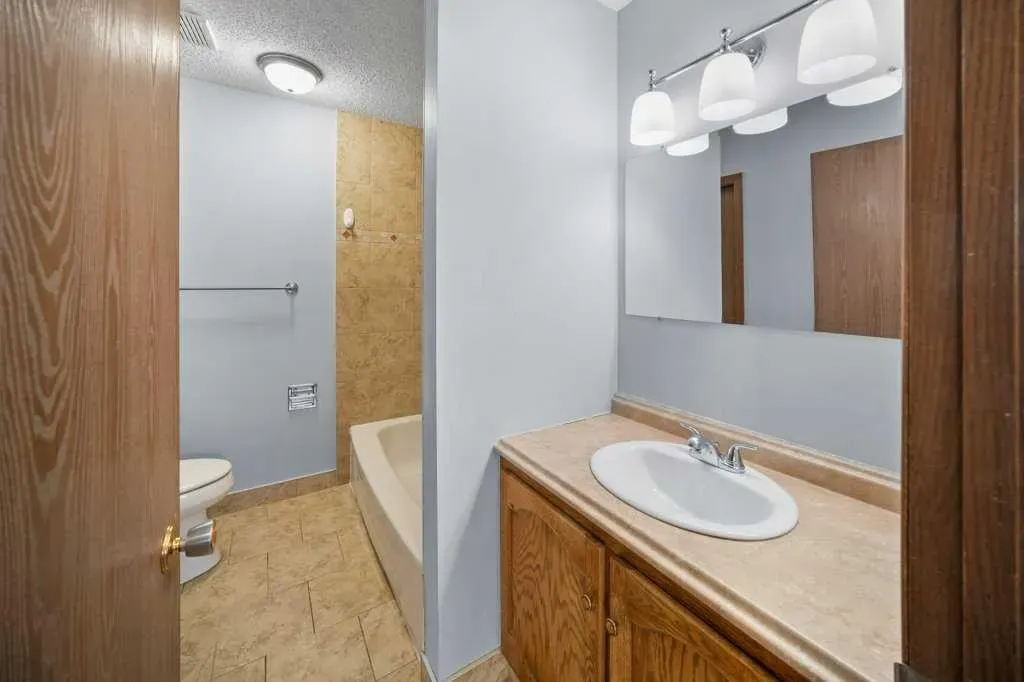 108 Woodborough Crescent SW