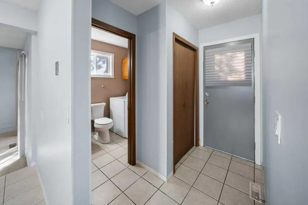 108 Woodborough Crescent SW