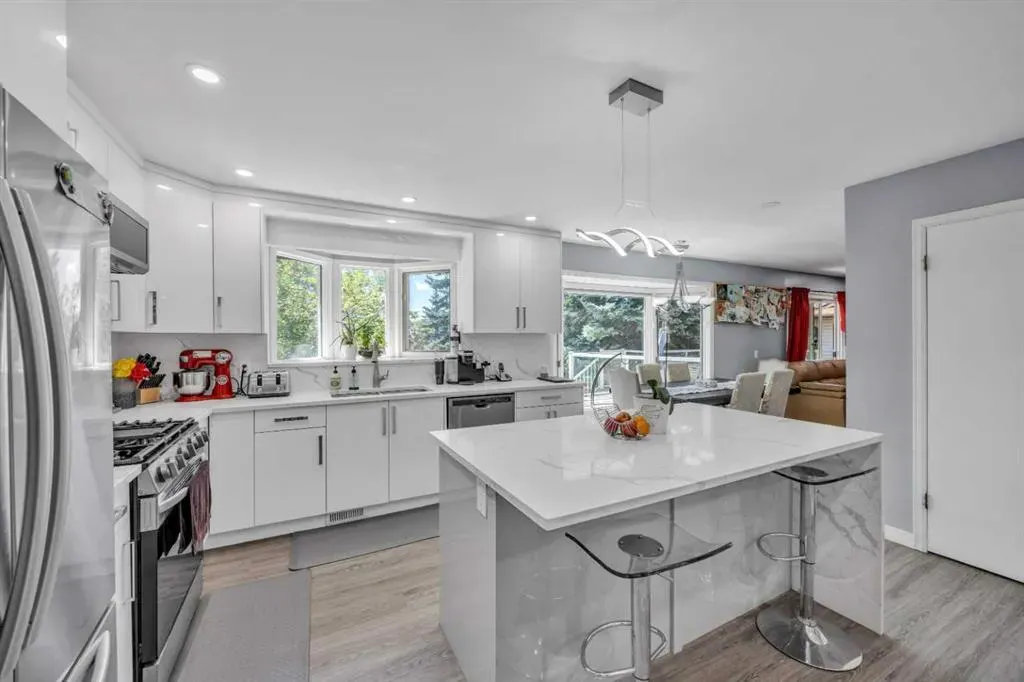 303 Ranchridge Bay NW