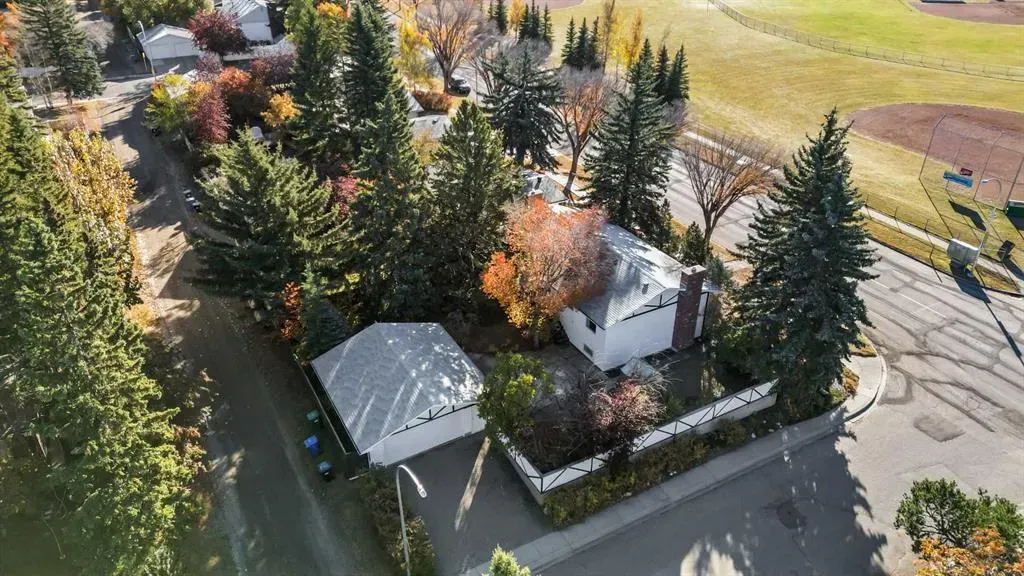 2416 Palliser Drive SW