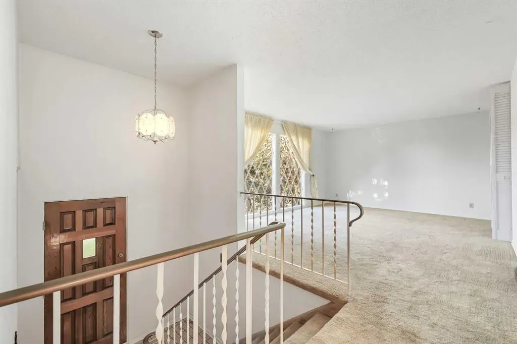 2416 Palliser Drive SW