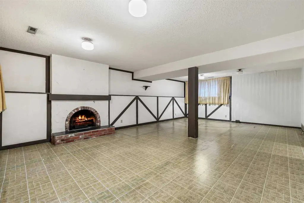 2416 Palliser Drive SW