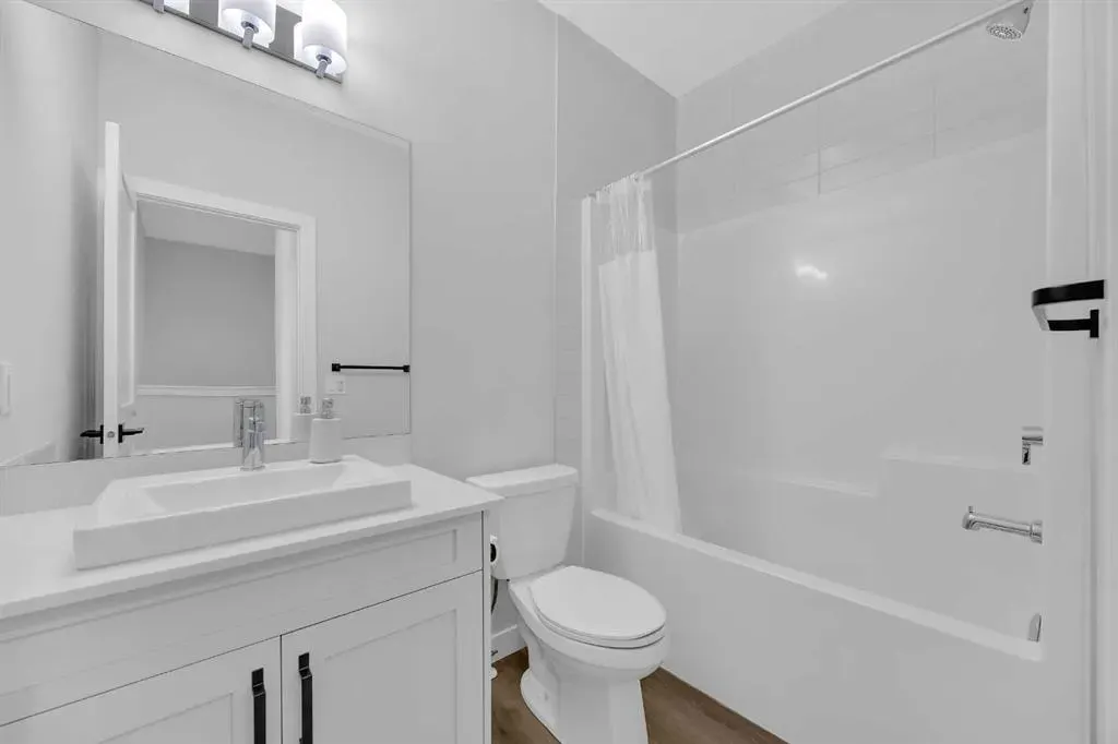 32 Silverton Glen Green SW