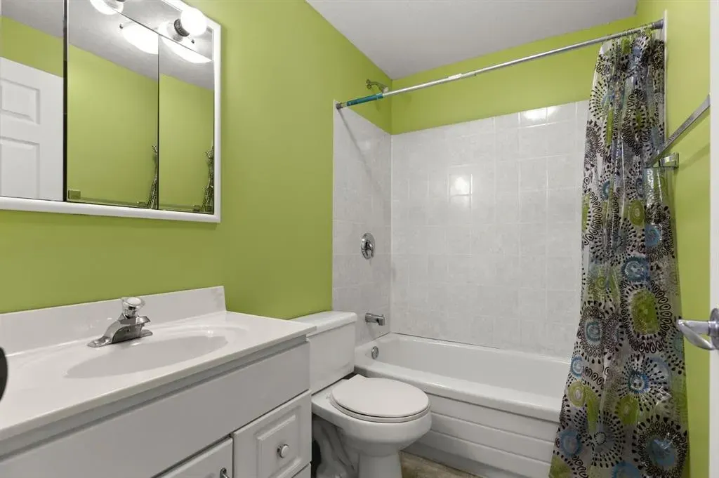 38 Simcoe Crescent SW