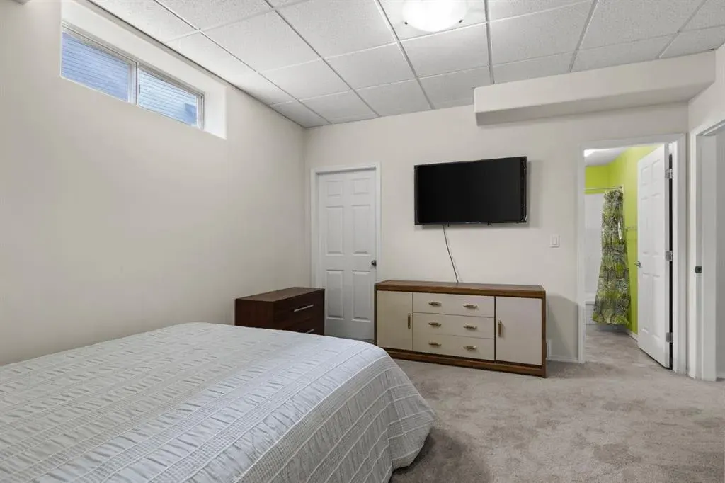 38 Simcoe Crescent SW