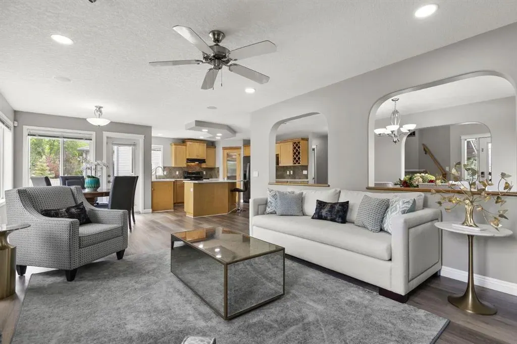 38 Simcoe Crescent SW