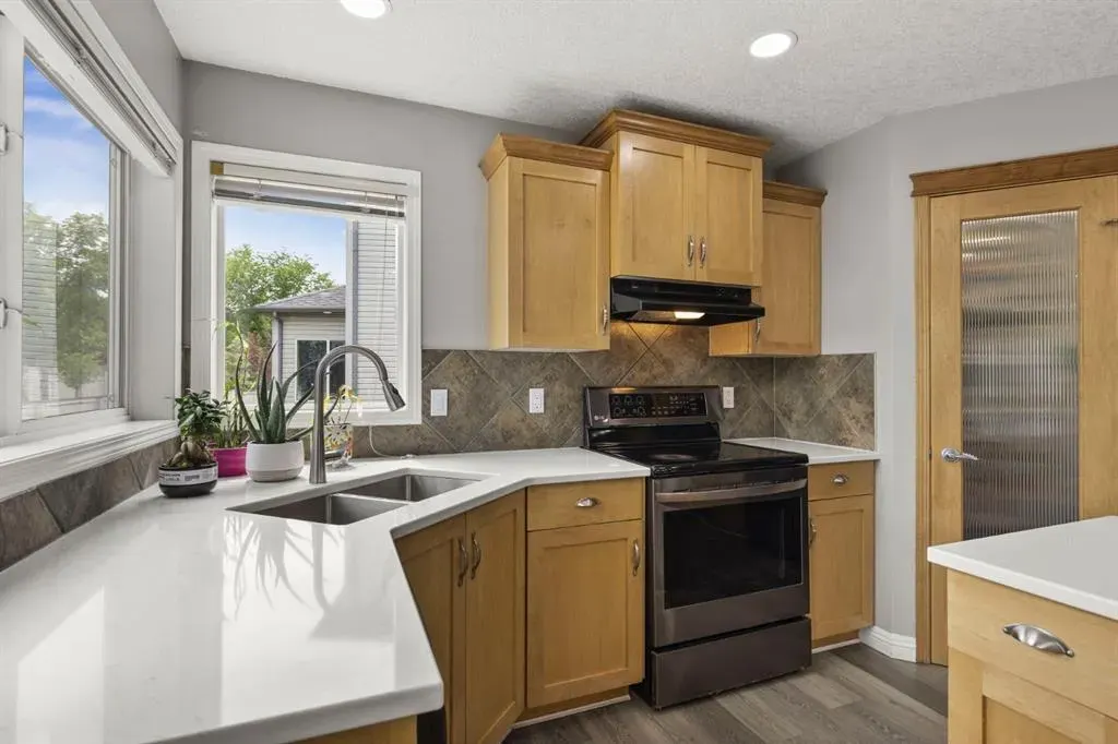 38 Simcoe Crescent SW