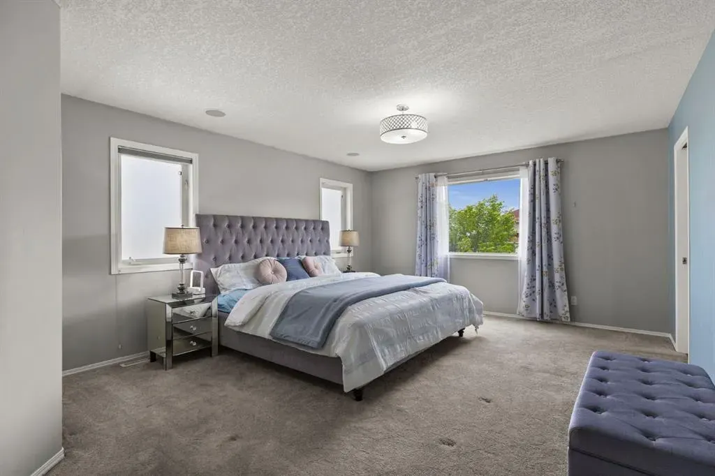 38 Simcoe Crescent SW