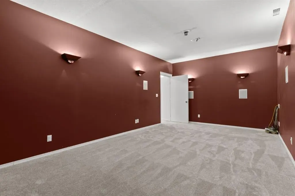 38 Simcoe Crescent SW