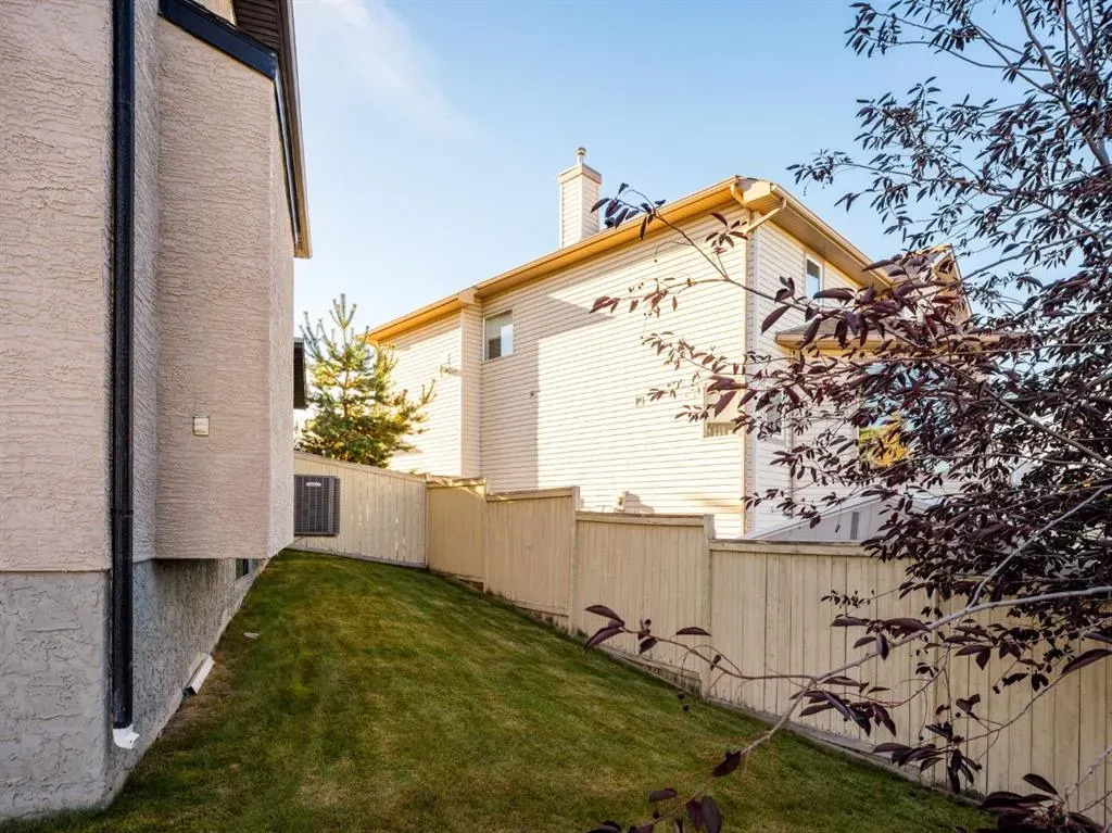 38 Simcoe Crescent SW