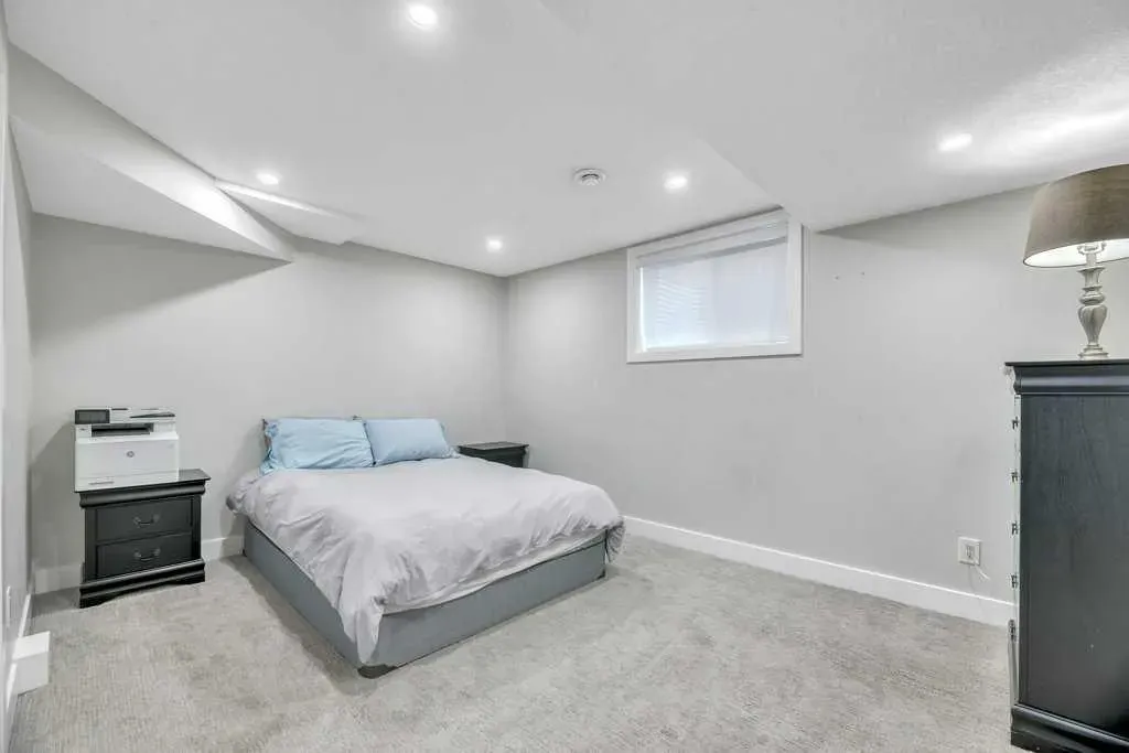 15 Midlake Green SE