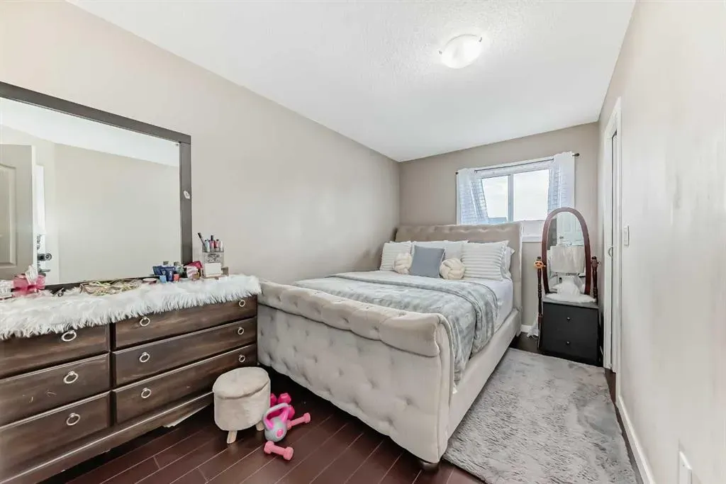 30 Falmere Way NE