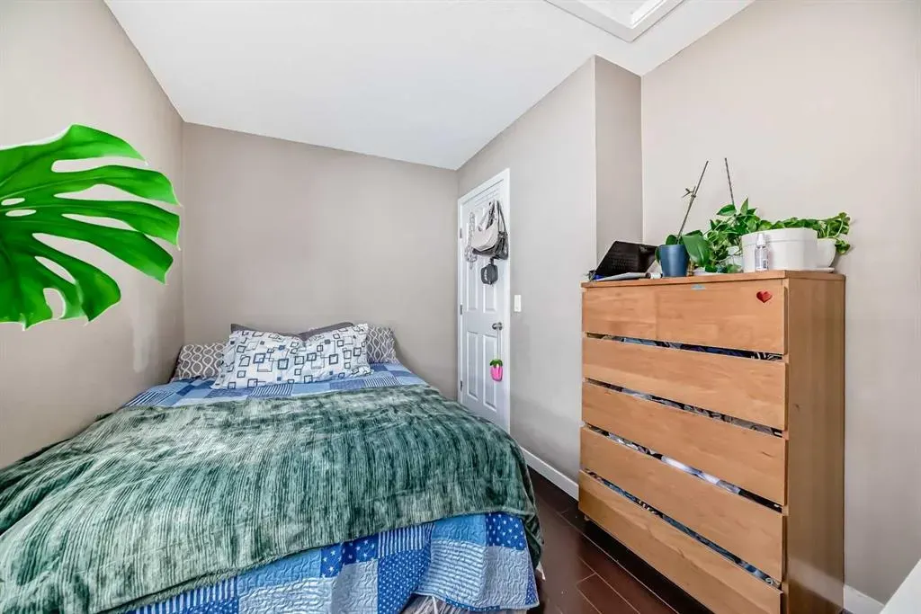 30 Falmere Way NE