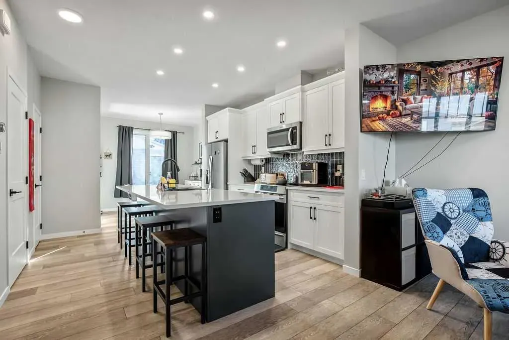 325 Ellen Park
