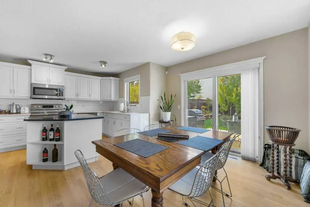 23 Valley Ponds Way NW