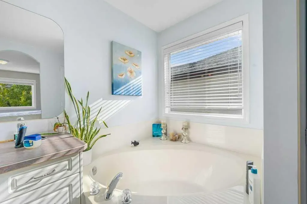 23 Valley Ponds Way NW