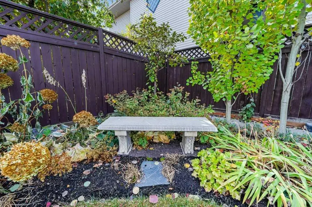 23 Valley Ponds Way NW