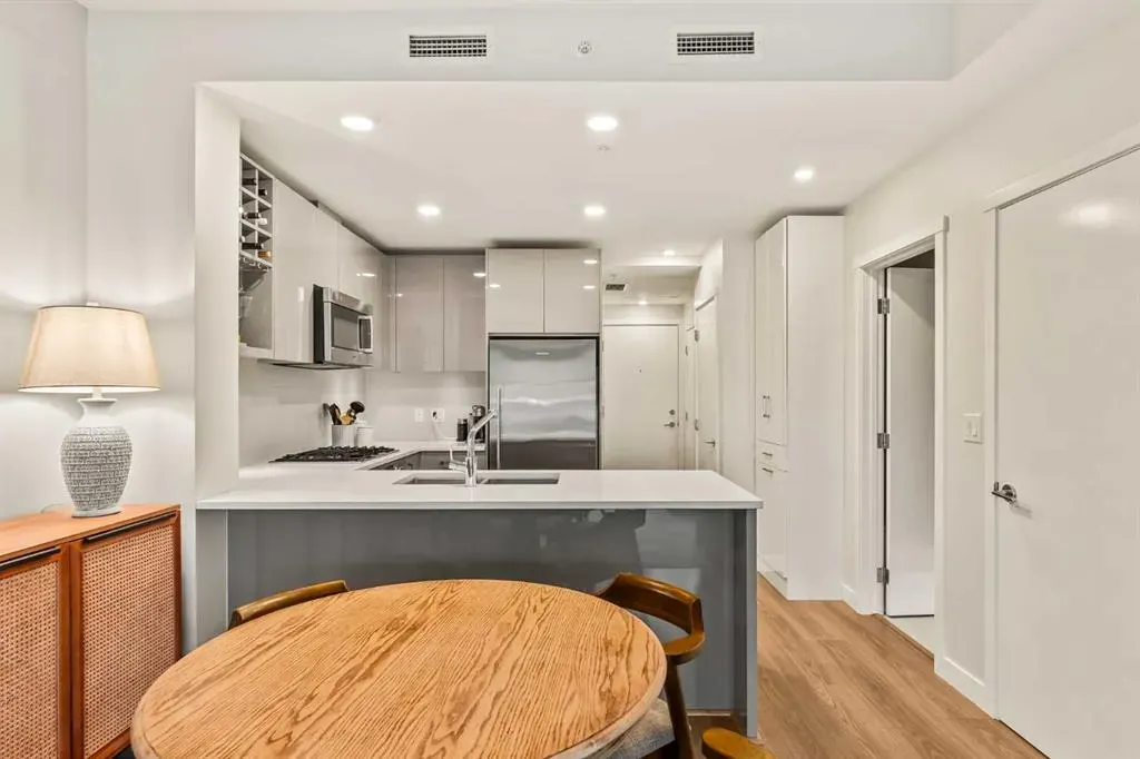 301 10 Street NW, #206