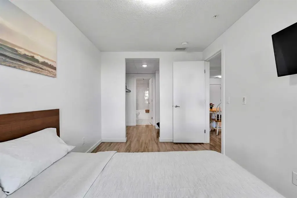 1629 38 Street SW, #206