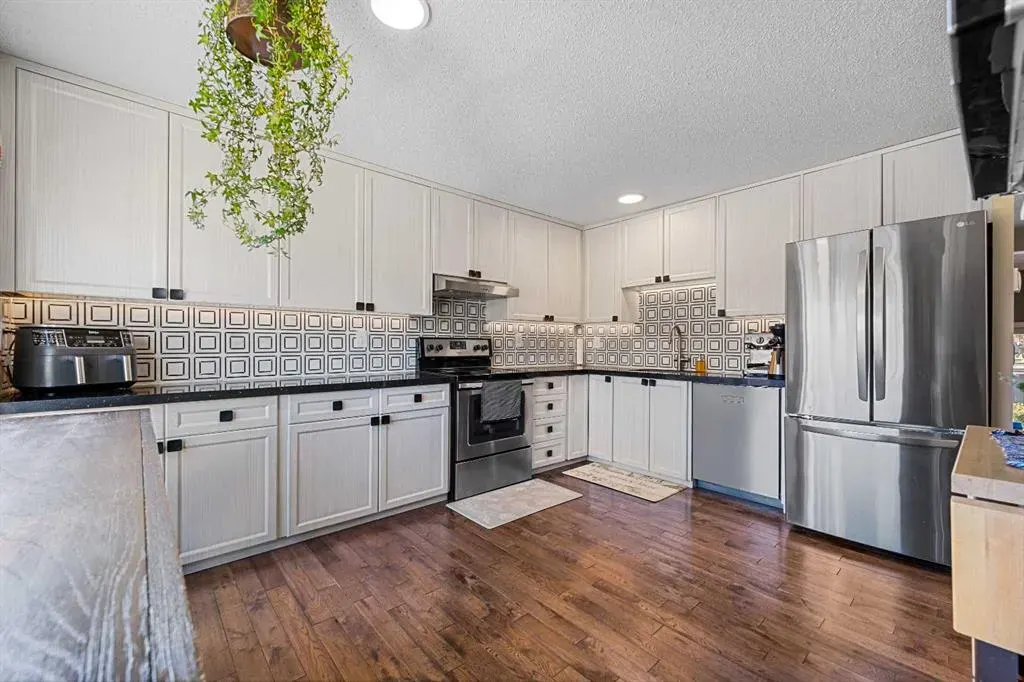 151 Woodglen Grove SW