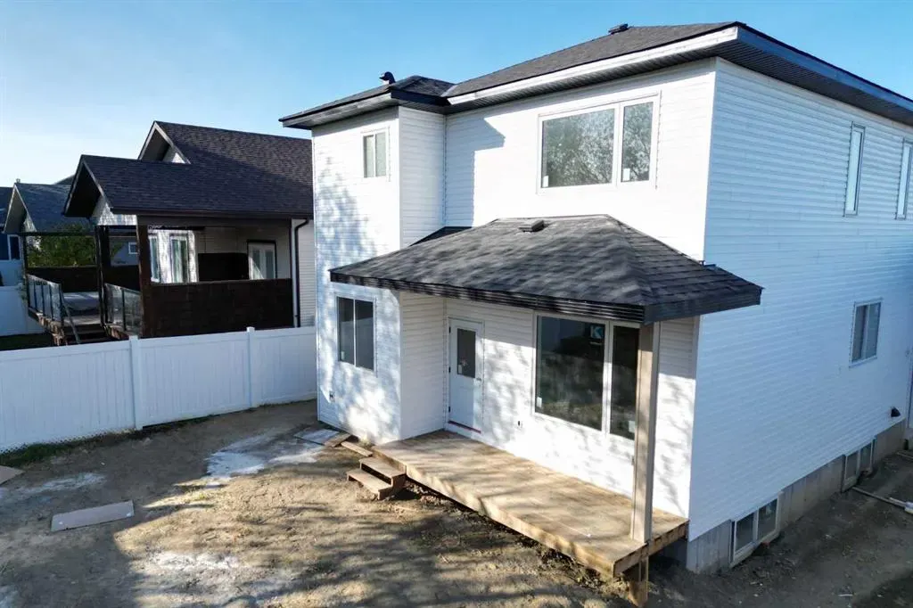5821 Maple Cres