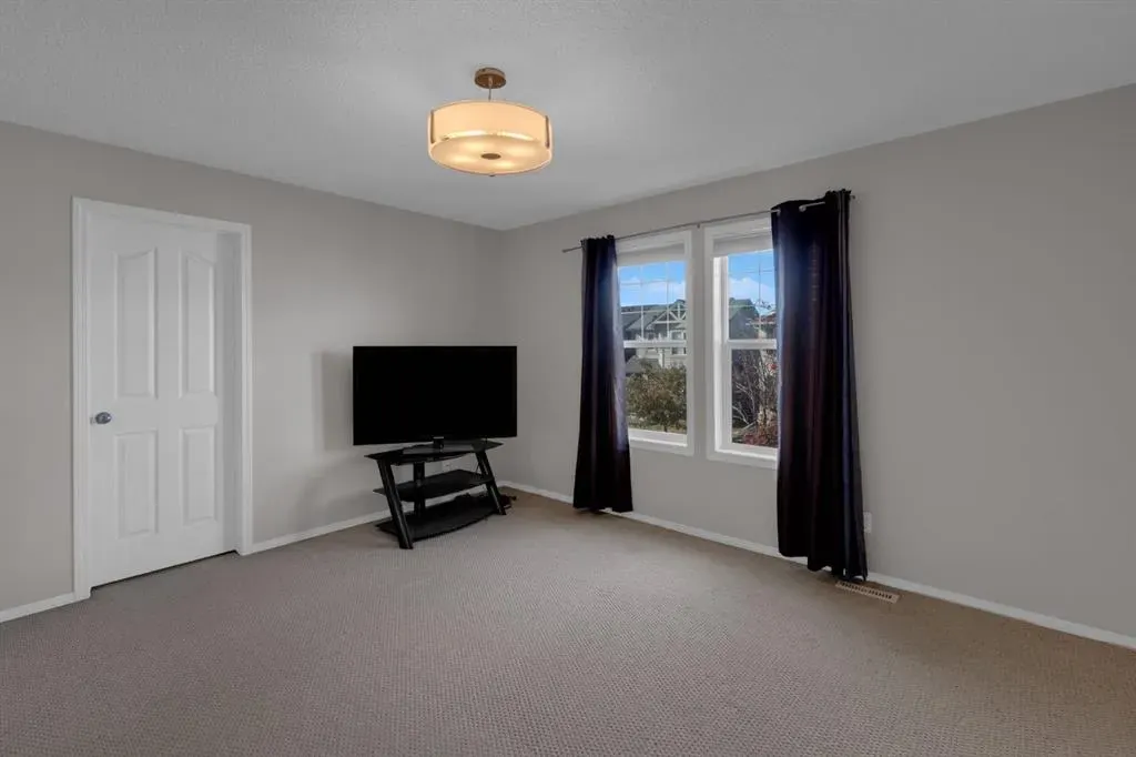 186 Everglen Rise SW