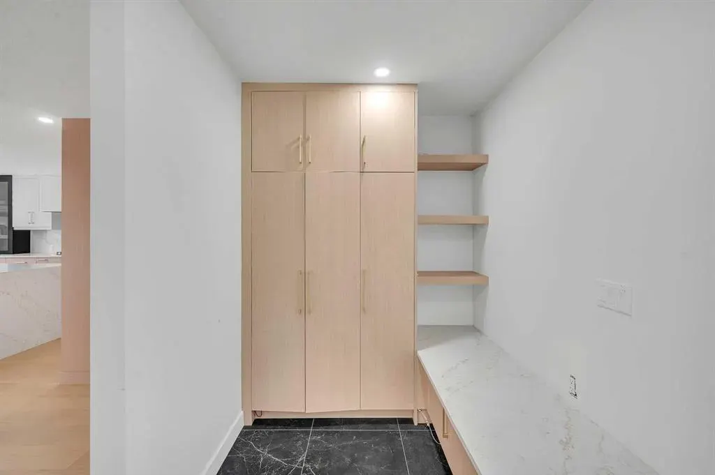 4239 Vauxhall Crescent NW